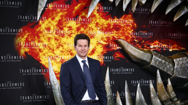 Марк Уолбърг наел частен самолет заради страх от терористична атака