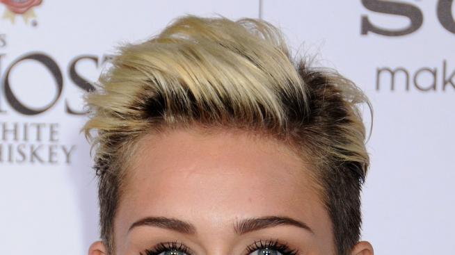 Майли Сайръс се потопи в пудра