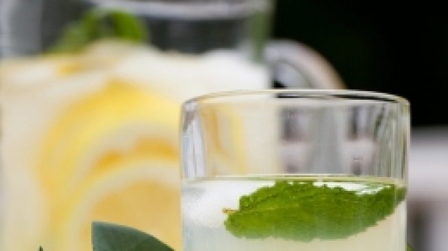 Лимонова вода за смъкване на коремчето