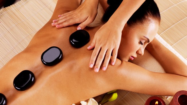 Масаж с вулканични камъни: Отпуска тялото и съзнанието