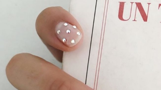 Beauty вдъхновение: Нюд нокти с кристали