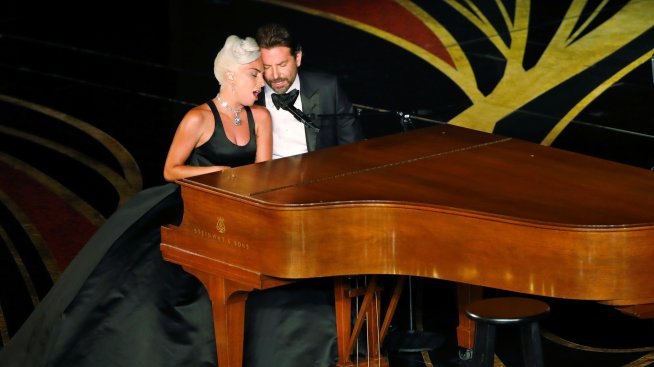 Погледи, целувки... Гаджета ли са Лейди Гага и Брадли Купър?