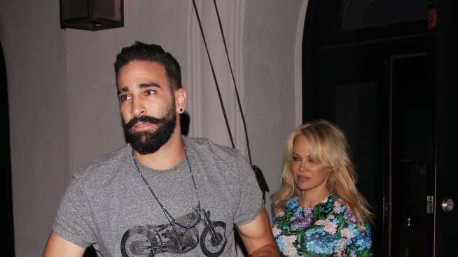 Памела Андерсън разхожда годежен пръстен