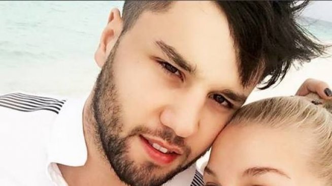 Зрели и известни хубавици гушкат млади гаджета