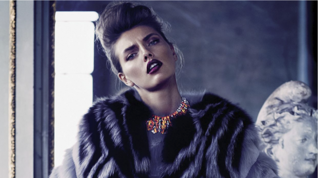 Модерна жена, ретро обстановка и много кожа