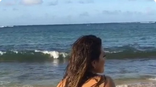 Кралицата на пищните извивки: Ашли Греъм на плажа