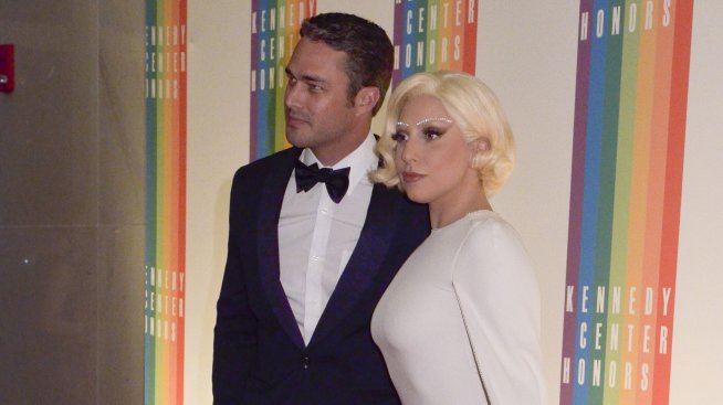 Лейди Гага и Тейлър Кини продължават да са все така влюбени