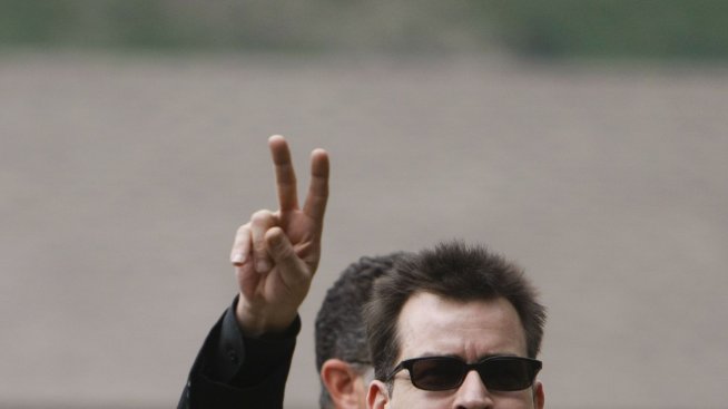 Порно звездата на Чарли Шийн го разкара със смс