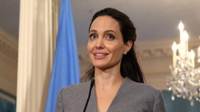 Анджелина става професор за година