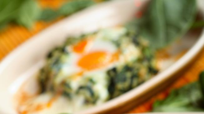 Яйца върху спанак със сос