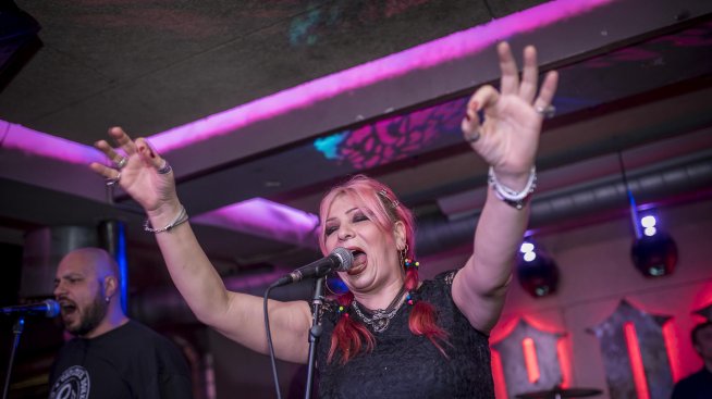 Милена иска дървена къща на язовир за своя юбилей