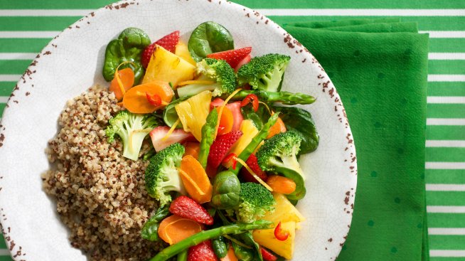 Киноа със зеленчуци и плодове