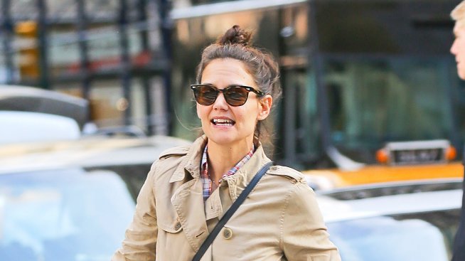 Кейти Холмс с диамантен пръстен, сгодена ли е?