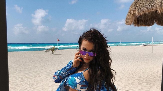 Чар или бедствие: Гери-Никол показа дупе на плажа