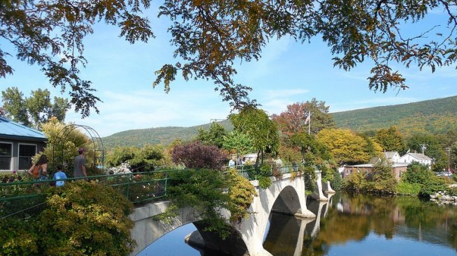 Мостът на цветята в Шелбърн Фолс