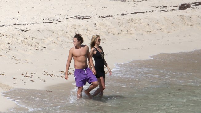 Хайди посрещна 42-ия си рожден ден на плажа с младото си гадже