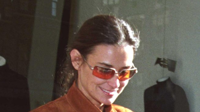 Деми Мур глези своето чихуахуа с акупунктура