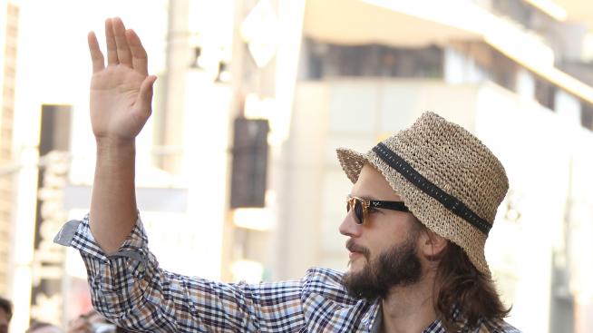 Аштън размята атрибутите си в „Двама мъже и половина“ (видео)