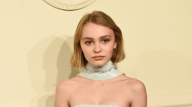 Дъщерята на Джони Деп и Ванеса Паради дебютира на червения килим