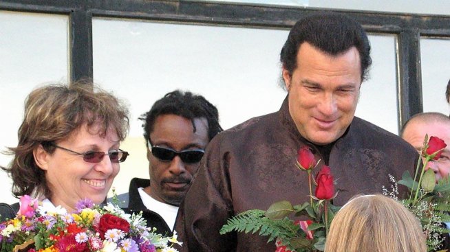 И Стивън Сегал с обвинения в сексуално насилие над жени