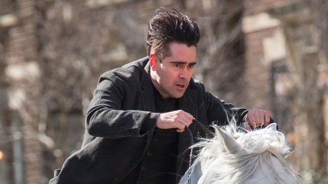 Колин Фарел мина през Ню Йорк на бял кон