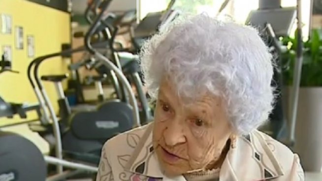 Баба Ани е на 95, денят ѝ започва с фитнес