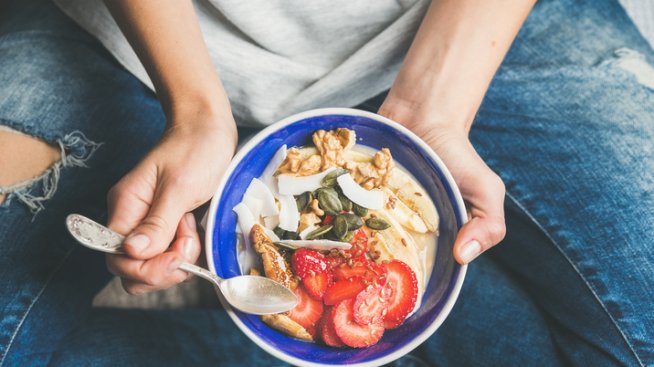 Защо не трябва да ядете и пиете в движение