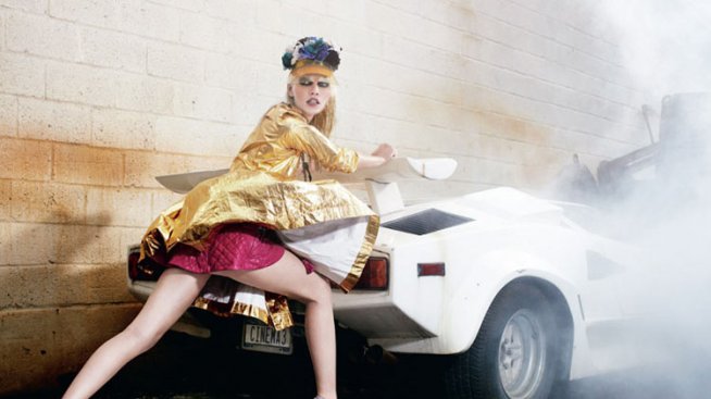 Една красавица щурмува автомивката