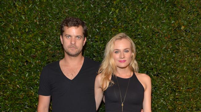 Даян Крюгер и Джошуа Джаксън плуват голи заедно