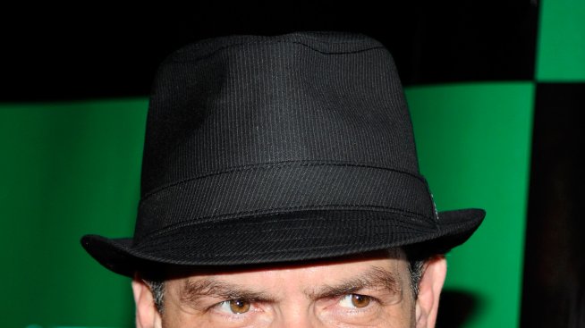 „Двама мъже и половина“ стартира с погребение