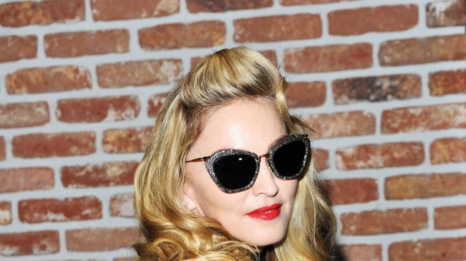 Мадона пренебрегна подарък на фен (видео)