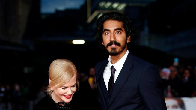 Силен вятър оголи краката на Никол Кидман