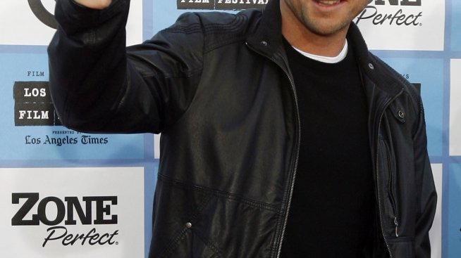 Крисчън Слейтър се сгоди за  жена, която мислел за лесбийка