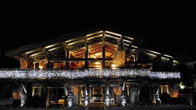 Тъмен блясък сред заснежените преспи