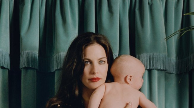 Дългокраката Лив Тайлър люлее бебето си във Vogue