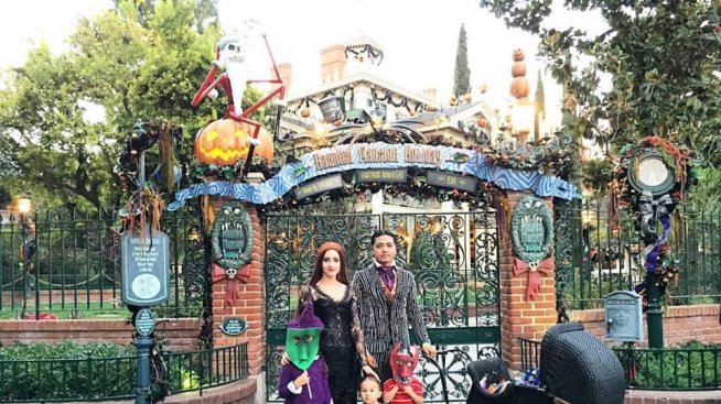 Дизайнер превърна семейството си в приказни герои