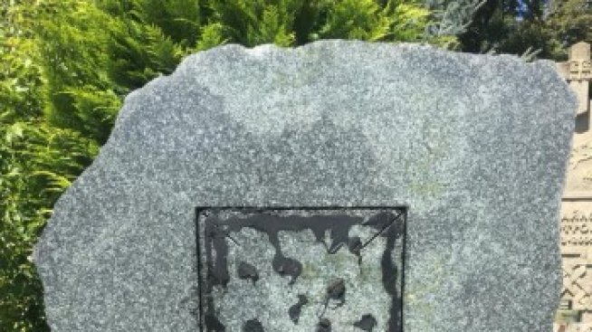 Алекс Сърчаджиева бясна, поругаха гроба на майка й