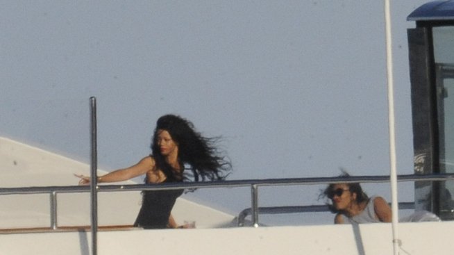 Риана разпуска на Френската Ривиера