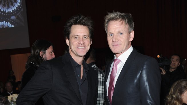 Джим Кери разходи гигантски гумени крака преди Оскар-ите