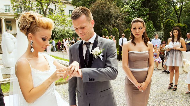 Магда хвана булчинския букет на Весела Топузакова