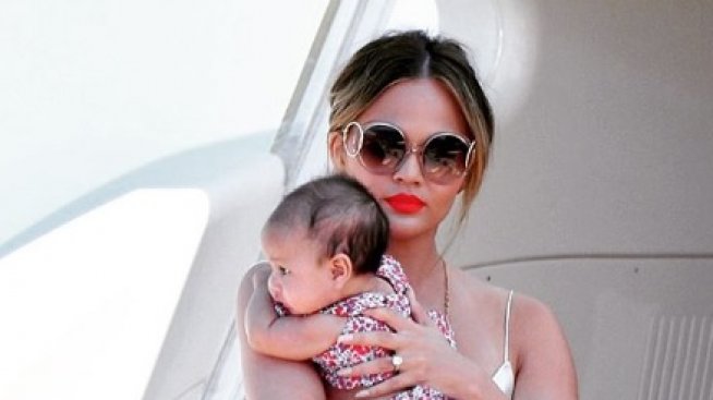 Моделът Криси Тейгън шокира фенове със стриите си