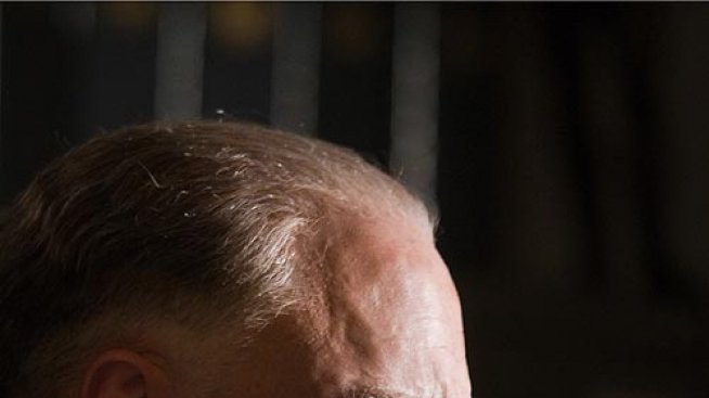 Леонардо слага куп маски заради агент на ФБР