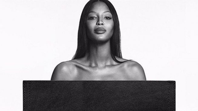 Наоми Кембъл топлес по деним