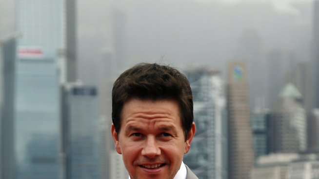 Марк Уолбърг опиянен от очите на Том Брейди