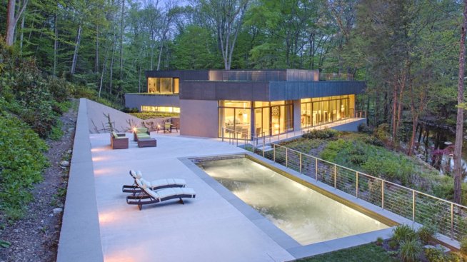 Модерна къща в гората