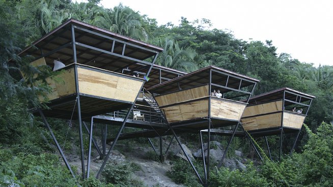 Кацнал на едно дърво...хотела V-Houses в тропическия рай