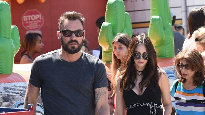 Бременната Меган и Брайън се разходиха с децата си