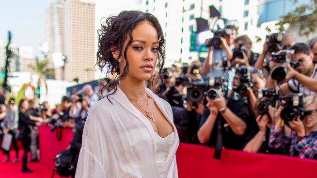 Риана с тоалет на руска дизайнерка