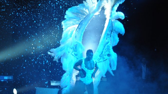 Азис си сложи крила, липсваше му ореола