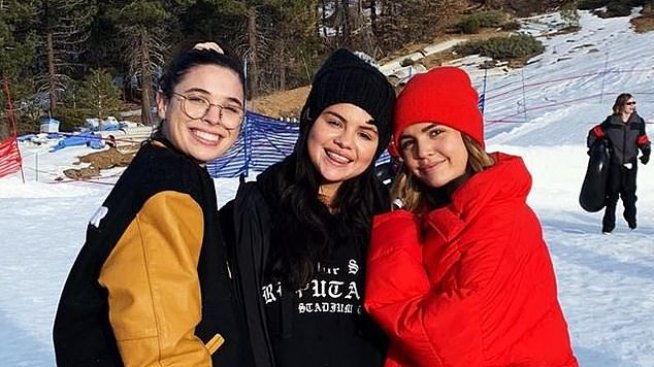 Усмихната и щастлива: Селена Гомес на ски с приятели